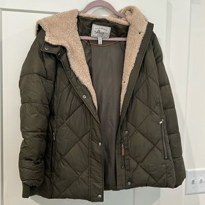 Women’s puffer jacket with hood. Size L. Bass Company.